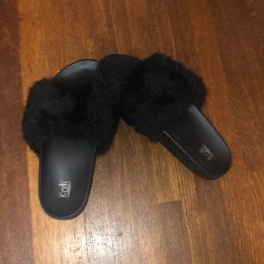 Faux fur slides